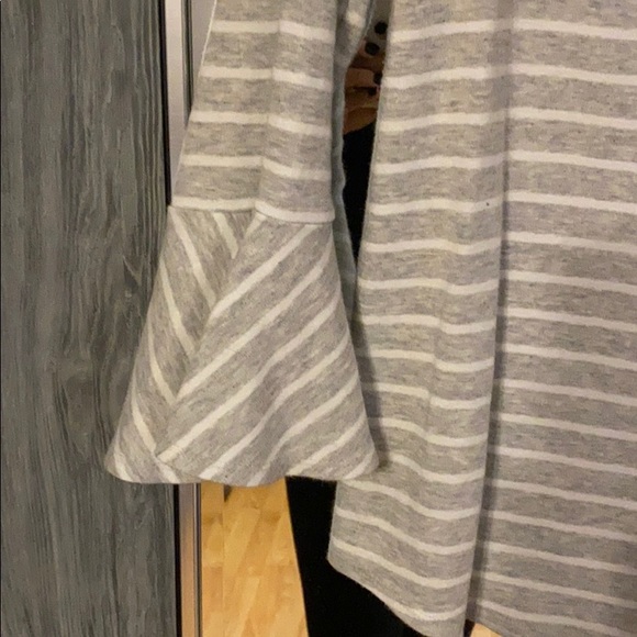 Mercantile gray stripe w/bell sleeves size M - Picture 3 of 4